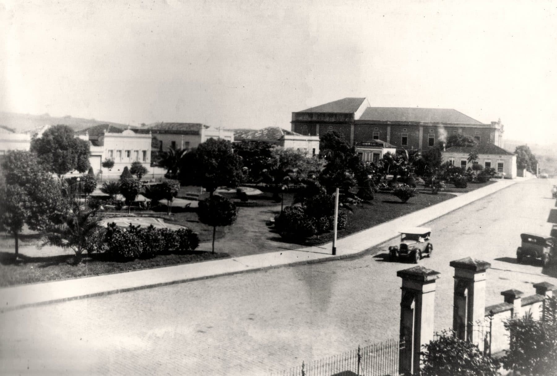 Vista antiga da praça e do entorno do Theatro, no centro da cidade.
