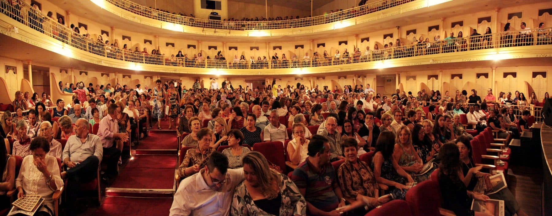 A sala em ferradura restaurada, vista do palco.