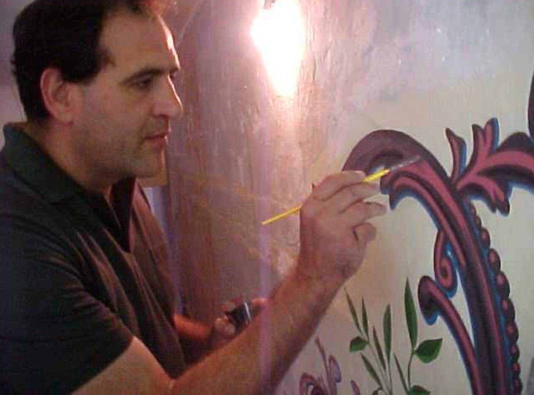 O engenheiro, artista plástico e restaurador Maércio Mazzi na recuperação dos ornatos da sala, durante o restauro.