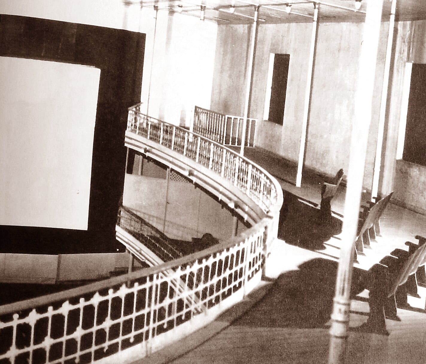 O galinheiro — a galeria superior do Theatro, de ingressos mais populares, com a curva da balaustrada, no tempo do Cine Theatro.